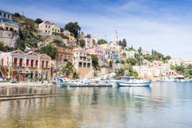 Suriye 'nin ana kasabasında sularda çeşitli renkli tekneler görüldü.