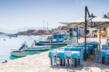 Yunanistan 'ın Chalki kentindeki gezinti alanının yanındaki restoran, 17 Nisan 2025' te görülen adanın huzur ve sükunetinin tadını çıkarmak için ideal bir yer haline geldi..