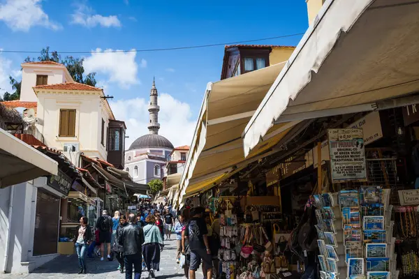 5 Nisan 2025 'te Yunanistan' ın Rodos kentindeki Süleyman Camii 'ne açılan dükkanların üzerinden Sokratus' a bakan bir manzara.