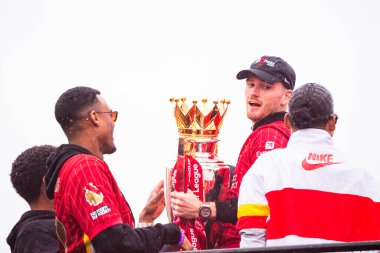 Andrew Robertson, Liverpool Premier Ligi şampiyonu Ryan Gravenberch 'e 26 Mayıs 2025' te Liverpool yakınlarındaki Anfield, Liverpool geçit töreninde lig kupasını veriyor..