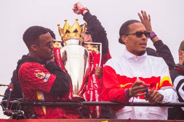 Ryan Gravenberch, 26 Mayıs 2025 'te Liverpool, Liverpool yakınlarında düzenlenen Liverpool Premier Lig geçit töreninde Premier Lig kupasını elinde tutuyor..