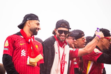 Mo Salah ve Dominik Szoboszlai, 26 Mayıs 2025 'te Liverpool, Liverpool yakınlarında görülen Liverpool Premier Lig şampiyonları geçit töreniyle ilgili bir fıkra paylaştı..