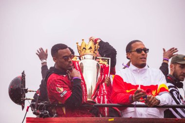 Gravenberch ve van Dijk Premier Lig kupası Liverpool Premier Lig şampiyonları ile 26 Mayıs 2025 'te Anfield, Liverpool yakınlarında resmedildi..
