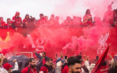 26 Mayıs 2025 'te Liverpool, Liverpool yakınlarındaki Liverpool Premier Lig şampiyonları geçit törenini kırmızı duman sardı..
