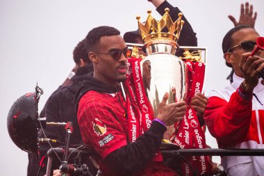 Ryan Gravenberch, Liverpool Premier Lig Şampiyonlar Ligi kupasını elinde tutuyor. 26 Mayıs 2025 'te Anfield, Liverpool yakınlarında resmedildi..