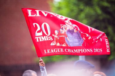 Premier Lig kazananları, Liverpool Premier Ligi şampiyonlarının 26 Mayıs 2025 'te Liverpool, Anfield yakınlarında düzenlenen geçit törenini izleyen taraftarların başlarının üzerinde bayrak sallıyor..