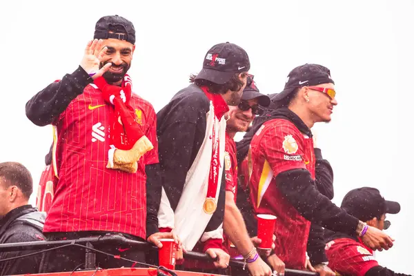 Mo Salah, 26 Mayıs 2025 'te Liverpool yakınlarındaki Liverpool Premier Lig geçit töreninde hayranlarına el sallıyor..