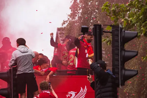 Liverpool Premier Lig şampiyonları, 26 Mayıs 2025 'te trafik ışıklarına tüneyen taraftarların yanından geçtiler..