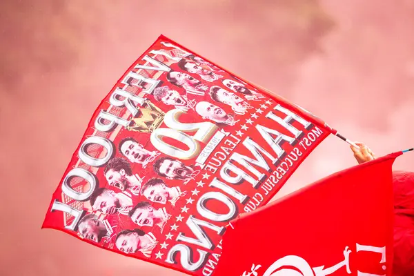 26 Mayıs 2025 'te Liverpool, Liverpool yakınlarında düzenlenen Liverpool Premier Lig geçit töreninde Premier League kazananları bayrağı görüldü..