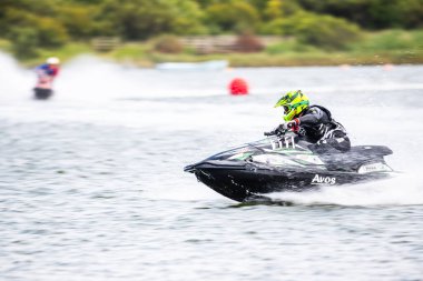14 Haziran 2025 'te İngiltere' deki Liverpool yakınlarındaki Crosby 'de düzenlenen British Jet Ski Yarış Şampiyonası' nda jet ski yarışında yarışan bir binici..