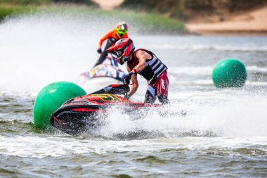 14 Haziran 2025 'te İngiltere' deki Liverpool yakınlarındaki Crosby 'de düzenlenen British Jet Ski Yarış Şampiyonası' nda jet ski yarışında yarışan bir binici..