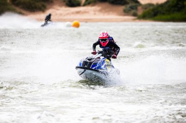 14 Haziran 2025 'te İngiltere' deki Liverpool yakınlarındaki Crosby 'de düzenlenen British Jet Ski Yarış Şampiyonası' nda jet ski yarışında yarışan bir binici..