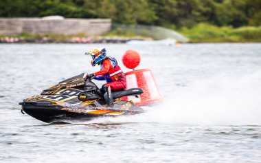14 Haziran 2025 'te İngiltere' deki Liverpool yakınlarındaki Crosby 'de düzenlenen British Jet Ski Yarış Şampiyonası' nda jet ski yarışında yarışan bir binici..