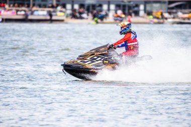 14 Haziran 2025 'te İngiltere' deki Liverpool yakınlarındaki Crosby 'de düzenlenen British Jet Ski Yarış Şampiyonası' nda jet ski yarışında yarışan bir binici..