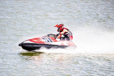 14 Haziran 2025 'te İngiltere' deki Liverpool yakınlarındaki Crosby 'de düzenlenen British Jet Ski Yarış Şampiyonası' nda jet ski yarışında yarışan bir binici..