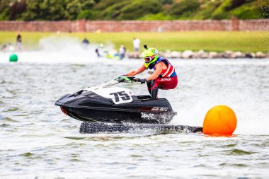 14 Haziran 2025 'te İngiltere' deki Liverpool yakınlarındaki Crosby 'de düzenlenen British Jet Ski Yarış Şampiyonası' nda jet ski yarışında yarışan bir binici..
