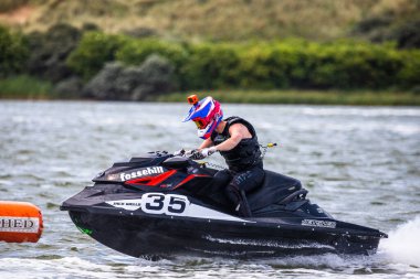 14 Haziran 2025 'te İngiltere' deki Liverpool yakınlarındaki Crosby 'de düzenlenen British Jet Ski Yarış Şampiyonası' nda jet ski yarışında yarışan bir binici..