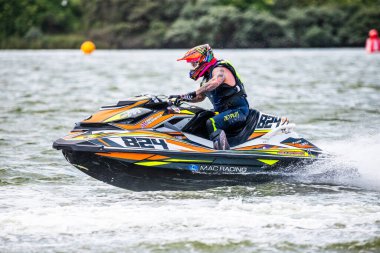 14 Haziran 2025 'te İngiltere' deki Liverpool yakınlarındaki Crosby 'de düzenlenen British Jet Ski Yarış Şampiyonası' nda jet ski yarışında yarışan bir binici..