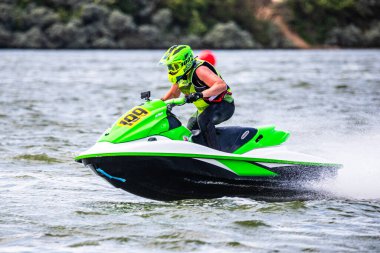 14 Haziran 2025 'te İngiltere' deki Liverpool yakınlarındaki Crosby 'de düzenlenen British Jet Ski Yarış Şampiyonası' nda jet ski yarışında yarışan bir binici..