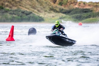 14 Haziran 2025 'te İngiltere' deki Liverpool yakınlarındaki Crosby 'de düzenlenen British Jet Ski Yarış Şampiyonası' nda jet ski yarışında yarışan bir binici..