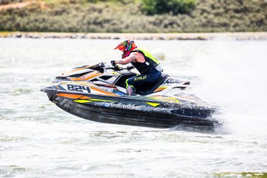 14 Haziran 2025 'te İngiltere' deki Liverpool yakınlarındaki Crosby 'de düzenlenen British Jet Ski Yarış Şampiyonası' nda jet ski yarışında yarışan bir binici..