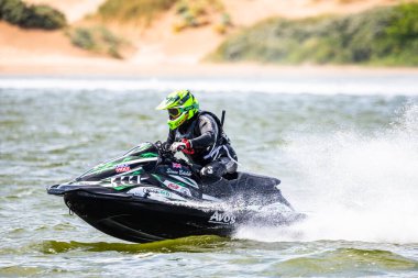 14 Haziran 2025 'te İngiltere' deki Liverpool yakınlarındaki Crosby 'de düzenlenen British Jet Ski Yarış Şampiyonası' nda jet ski yarışında yarışan bir binici..