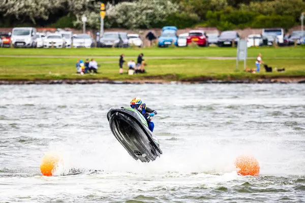 14 Haziran 2025 'te İngiltere' deki Liverpool yakınlarındaki Crosby 'de düzenlenen British Jet Ski Yarış Şampiyonası' nda jet ski yarışında yarışan bir binici..