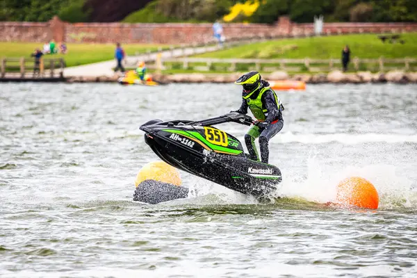14 Haziran 2025 'te İngiltere' deki Liverpool yakınlarındaki Crosby 'de düzenlenen British Jet Ski Yarış Şampiyonası' nda jet ski yarışında yarışan bir binici..