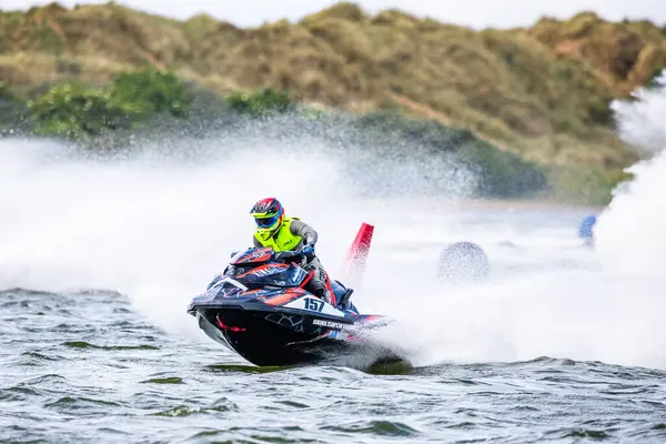14 Haziran 2025 'te İngiltere' deki Liverpool yakınlarındaki Crosby 'de düzenlenen British Jet Ski Yarış Şampiyonası' nda jet ski yarışında yarışan bir binici..