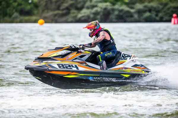 14 Haziran 2025 'te İngiltere' deki Liverpool yakınlarındaki Crosby 'de düzenlenen British Jet Ski Yarış Şampiyonası' nda jet ski yarışında yarışan bir binici..