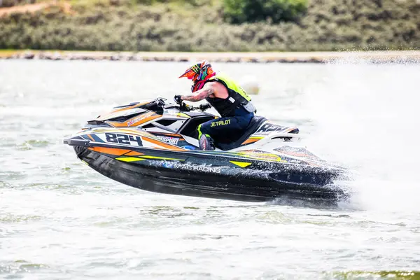 14 Haziran 2025 'te İngiltere' deki Liverpool yakınlarındaki Crosby 'de düzenlenen British Jet Ski Yarış Şampiyonası' nda jet ski yarışında yarışan bir binici..