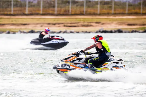 14 Haziran 2025 'te İngiltere' deki Liverpool yakınlarındaki Crosby 'de düzenlenen British Jet Ski Yarış Şampiyonası' nda jet ski yarışında yarışan bir binici..