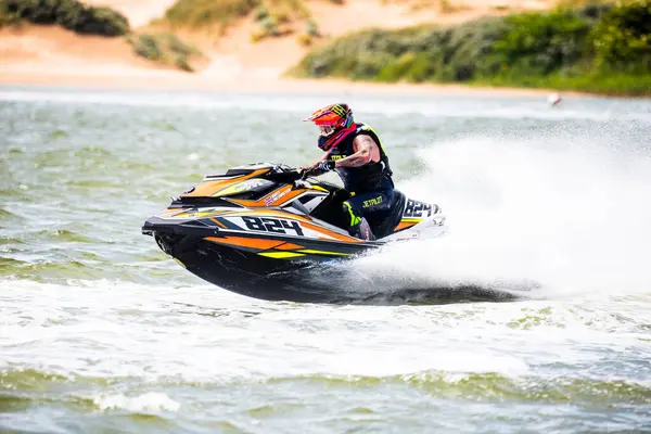 14 Haziran 2025 'te İngiltere' deki Liverpool yakınlarındaki Crosby 'de düzenlenen British Jet Ski Yarış Şampiyonası' nda jet ski yarışında yarışan bir binici..