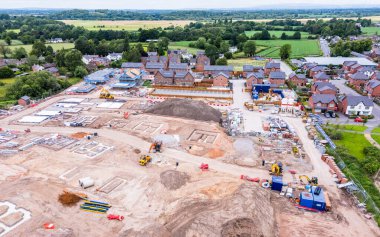 15 Haziran 2025 'te havadan Lymm, Cheshire yakınlarındaki yeni bir konut sitesine bakarken.