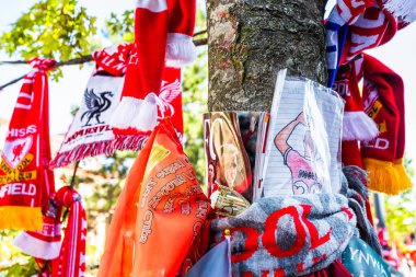 Geçen hafta İspanya 'da trafik kazasında hayatını kaybeden Portekizli forvet Diogo Jota' yı hatırlamak için Liverpool 'daki Anfield Stadyumu' nda iyi dilekler, taraftarlar, aile ve eski oyuncular tarafından bırakılan anıtlardan bazıları. Bu yakalanmış.