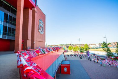 Geçen hafta İspanya 'da trafik kazasında hayatını kaybeden Portekizli forvet Diogo Jota' yı hatırlamak için Liverpool 'daki Anfield Stadyumu' nda iyi dilekler, taraftarlar, aile ve eski oyuncular tarafından bırakılan anıtlardan bazıları. Bu yakalanmış.