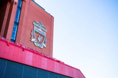 Geçen hafta İspanya 'da trafik kazasında hayatını kaybeden Portekizli forvet Diogo Jota' yı hatırlamak için Liverpool 'daki Anfield Stadyumu' nda iyi dilekler, taraftarlar, aile ve eski oyuncular tarafından bırakılan anıtlardan bazıları. Bu yakalanmış.