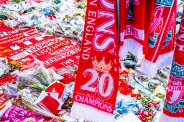 Geçen hafta İspanya 'da trafik kazasında hayatını kaybeden Portekizli forvet Diogo Jota' yı hatırlamak için Liverpool 'daki Anfield Stadyumu' nda iyi dilekler, taraftarlar, aile ve eski oyuncular tarafından bırakılan anıtlardan bazıları. Bu yakalanmış.