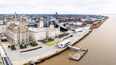 Gökyüzünden çekilen ve dünyaca ünlü Liverpool silueti ve kıyı şeridi boyunca uzanan Üç Zarafet 'in yer aldığı çok görüntülü bir manzara..