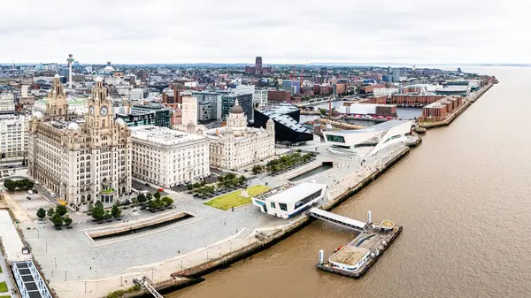 Gökyüzünden çekilen ve dünyaca ünlü Liverpool silueti ve kıyı şeridi boyunca uzanan Üç Zarafet 'in yer aldığı çok görüntülü bir manzara..