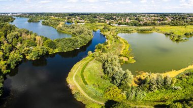 Yare Nehri 'nin Norwich yakınlarındaki Whitlingham Broad çevresinde bükülürken görüntüsü..