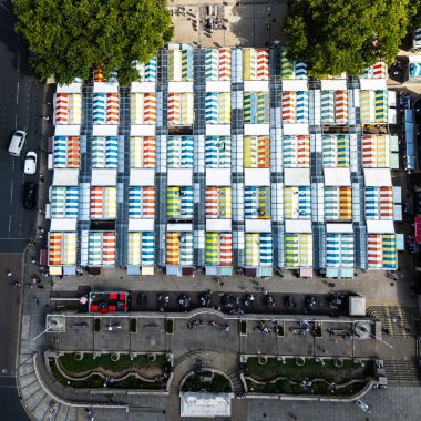 Norwich Pazarı 'nın renkli tezgahlarına bakıyorum. 8 Ağustos 2025' te Norfolk 'ta görüldü..