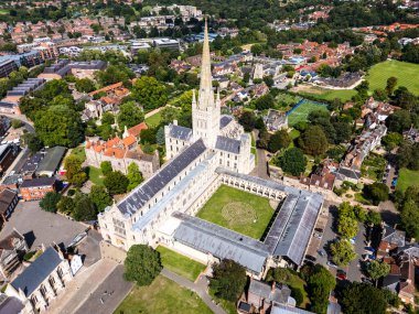 8 Ağustos 2025 'te Norwich Katedrali' nde gökyüzünden bakıldığında İngiltere 'nin en uzun ikinci kulesi ve en büyük manastır manastırı görülür..