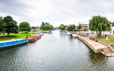 Babil Köprüsü 'nden, 4 Ağustos 2025' te Ely, Cambridgeshire 'deki Büyük Okyanus nehrinin güneybatısına bakan çok görüntülü bir manzara..