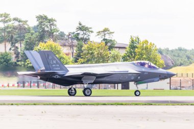 5 Ağustos 2025 'te RAF Lakenheath, Suffolk' tan kalkan bir F-35A yıldırım uçağı görülüyor..