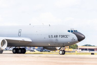5 Ağustos 2025 'te Suffolk, RAF Mildenhall' a indikten sonra Boeing KC-135R taksileri pistten ayrıldı..