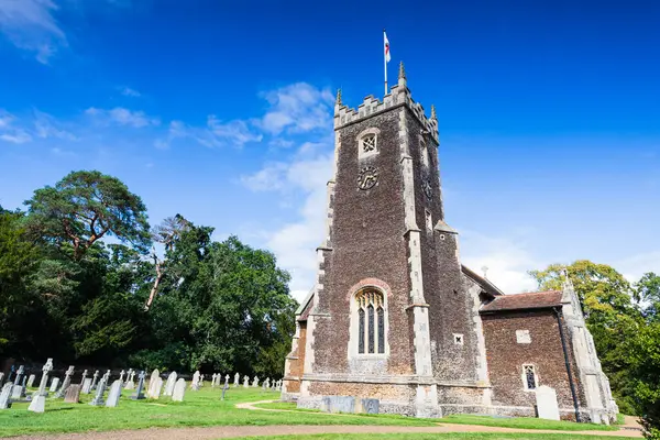Sandringham, Norfolk 'taki St. Mary' s Magdalene kilisesinin dışında. Bu güzel Anglikan kilisesi Noel 'de kraliyet ailesinin ziyareti sırasında kullanılıyor..