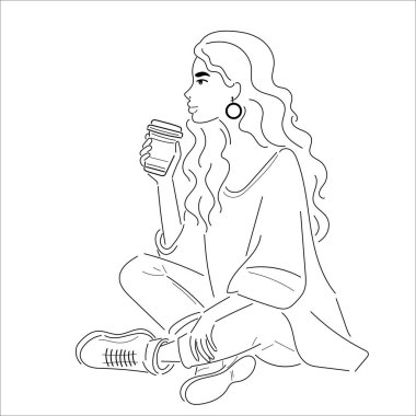 Kız yoga pozisyonunda oturuyor ve kahvenin tadını çıkarıyor.