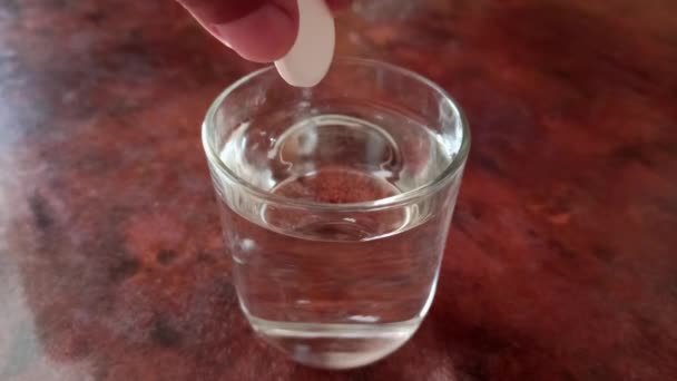 洗練された錠剤を撃つと きれいな水のガラスの泡で溶解します インフルエンザ ホームトリートメントに対するビタミンC薬 — ストック動画