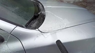 Yağmurdan ve soğuktan sonra basınçlı su jeti ile buz arabasının temizlenmesi. 